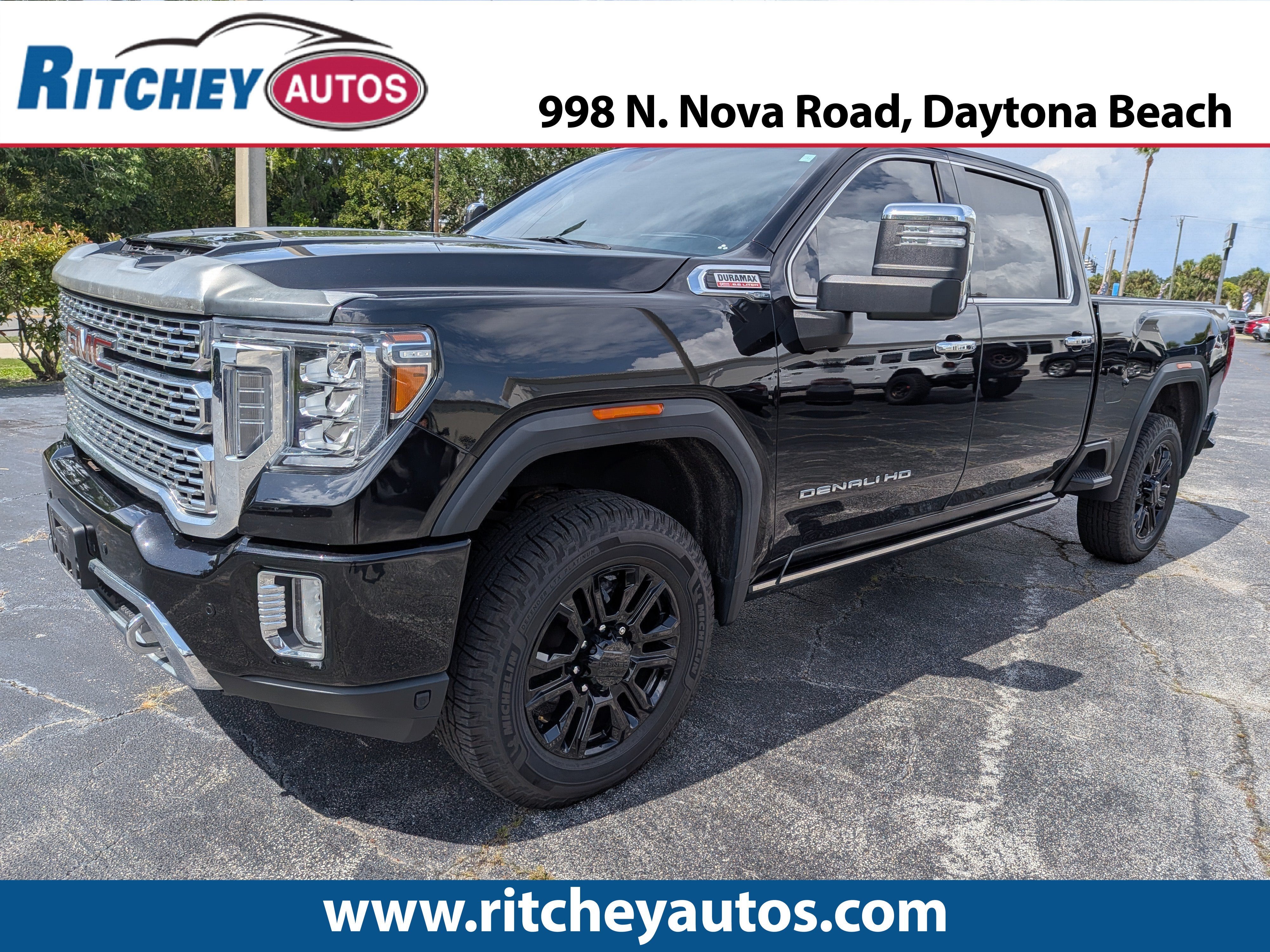 2021 GMC Sierra 2500 HD Denali in Ebony Twilight Metallic — front three-quarter view